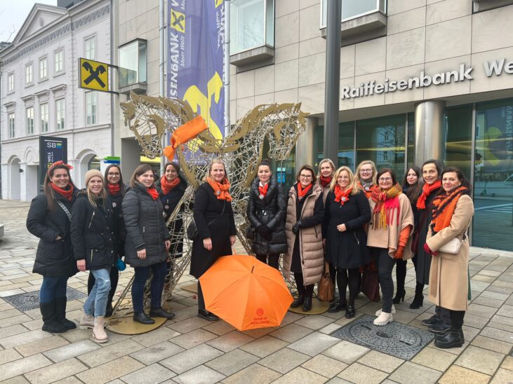 Welser Frauen-Serviceclubs setzen mit orangen Maschen und oranger Beleuchtung ein Zeichen gegen Gewalt an Frauen